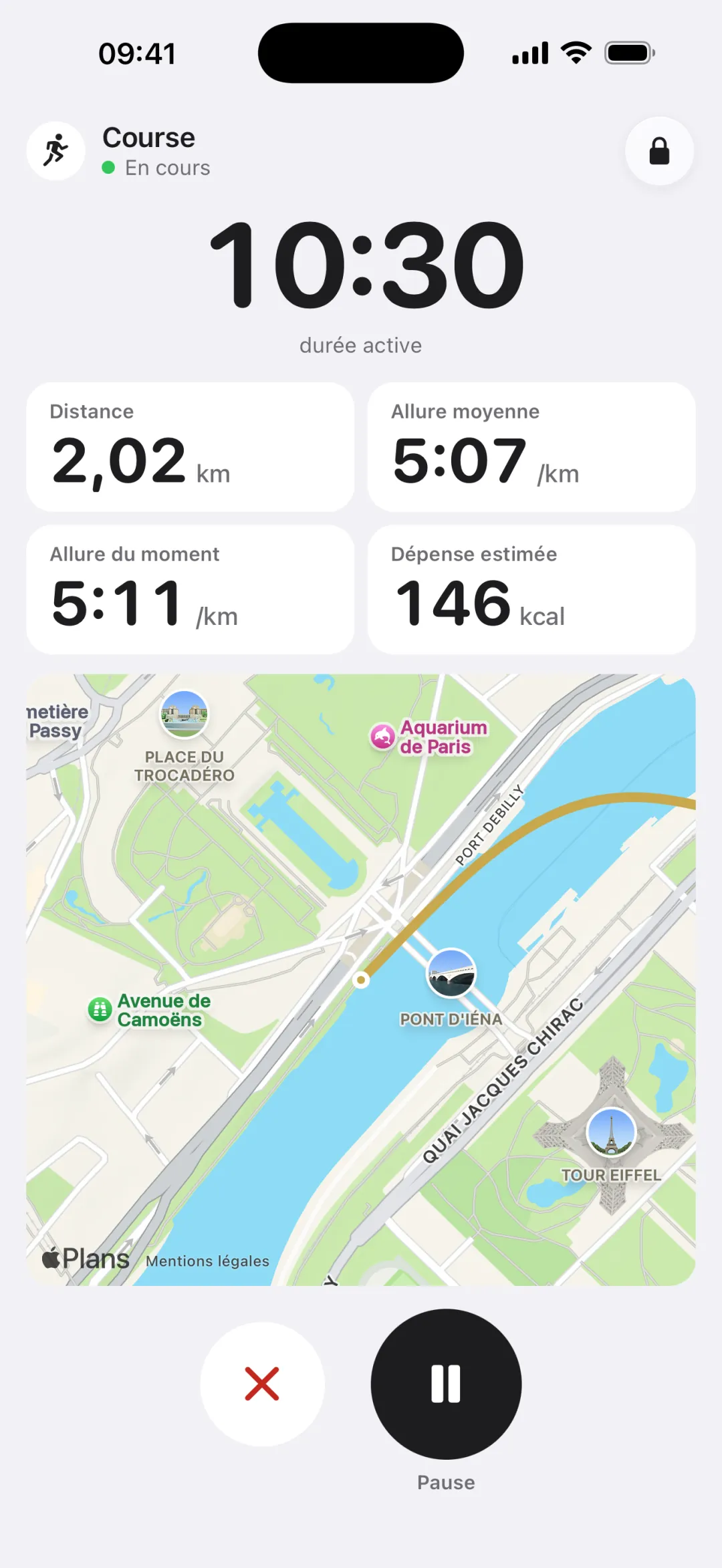 Course en cours : 10 min 30 de durée active, 2,02 km, allure moyenne 5:07 par km, 146 kcal, tracé doré sur la carte de Paris.