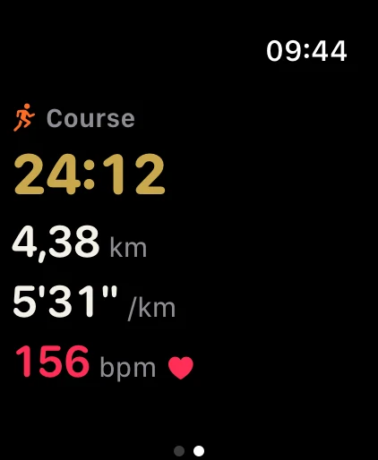 Apple Watch, course en cours : 24 min 12, 4,38 km, 5'31" par km, cœur à 156 bpm.